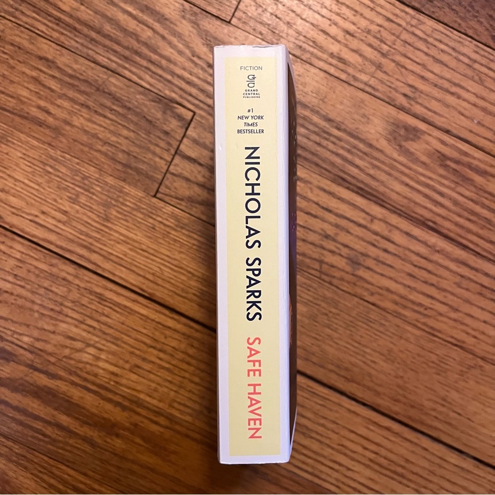 Safe Haven by Nicholas Sparks - Picture 2 of 5